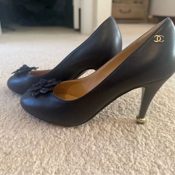 CHANEL Navy Leather Camellia Flower Heels – Gold CC Logo – Made in Italy - Picture 2 of 6